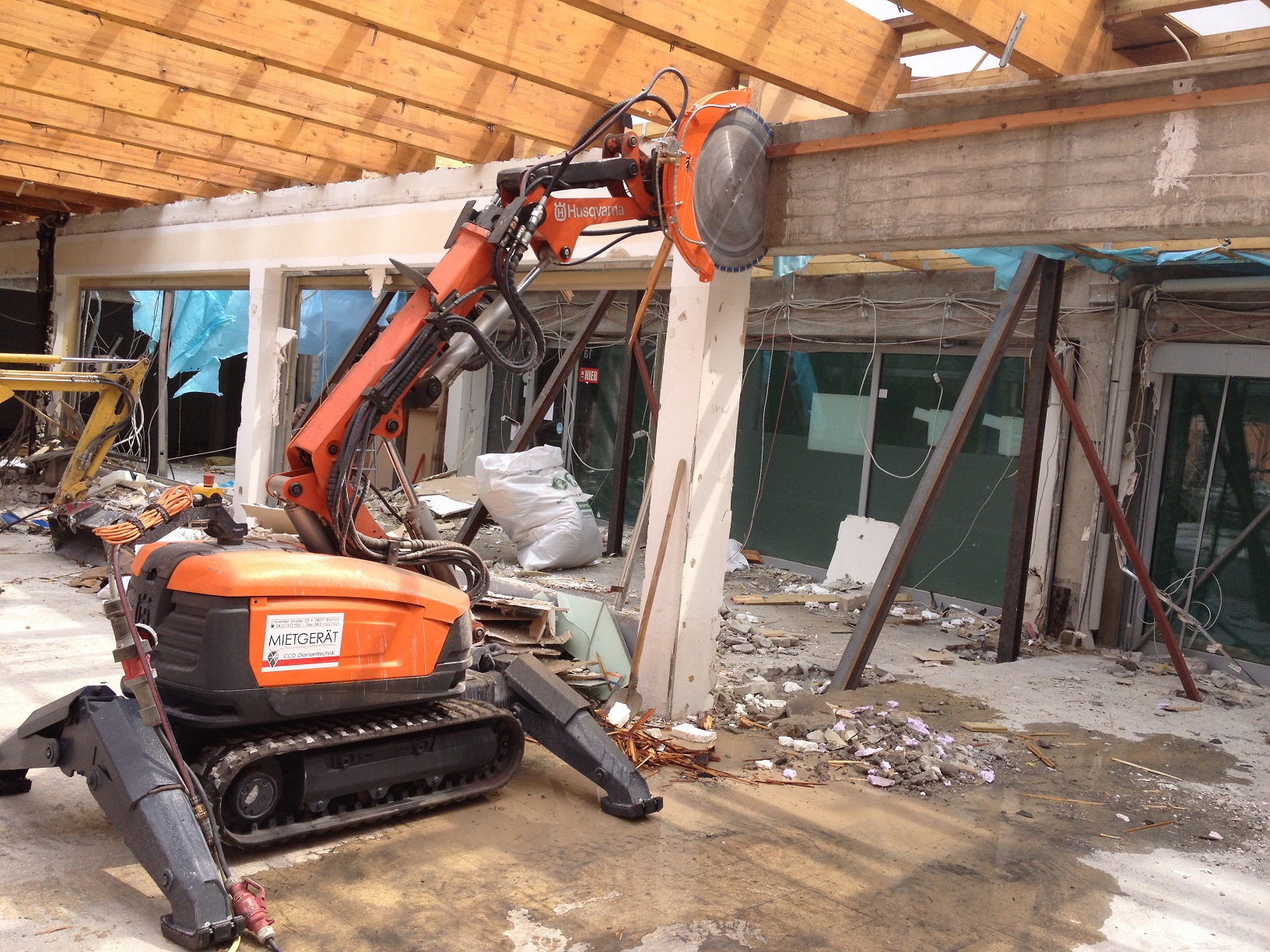 High-performance Demolition Robot Saws <ul>
<li>Wide range of sizes and power for all demolition robots</li>
<li>Reduced set-up time as compared with wall saws</li>
<li>Increased safety compared with human operated saws</li>
<li>Increased reach versatility compared with walk behind saws</li>
<li>Access wherever a demolition robot can go</li>
</ul>